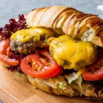 croissant-s-kurecim-rizkem-recept-na-lahodny-sendvic.webp.webp